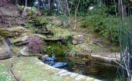 7 Cascada japonesa: todas las piedras se han colocado a mano y los canales de agua se han creado mediante excavación también manual
