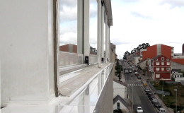 16- Coronación de aluminio lacado blanco y su encuentro con la carpintería de terraza.