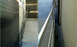 5 Vista superior e inferior de la instalación de una barandilla INOX para la rampa.