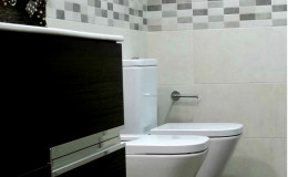 r10 Vista definitiva del baño, lado izquierdo.