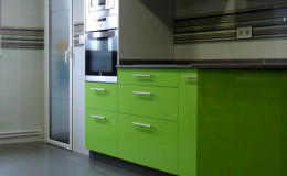 r9 Vista definitiva de suelo de cocina y zona de mobiliario.