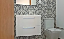 8 Vista principal del baño. El hecho de ser tan sólo un baño de reserva y escondido, no es impedimento para prescindir de diseño y calidades.