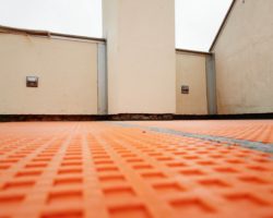 Renovación e impermeabilización de terraza en lámina de polietileno schluter ditra 25 +kerdi 200 con terrazo-plaqueta rústico. Construcción, reforma. A Basanta construcciones.