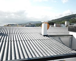 Renovación de cubierta, fibrocemento, filtraciones, construcción, reforma, renovación, tornillos inoxidables, gran onda, canalón de PVC, lámina autoprotegida, Burela, Lugo, Galicia. Construcciones A Basanta